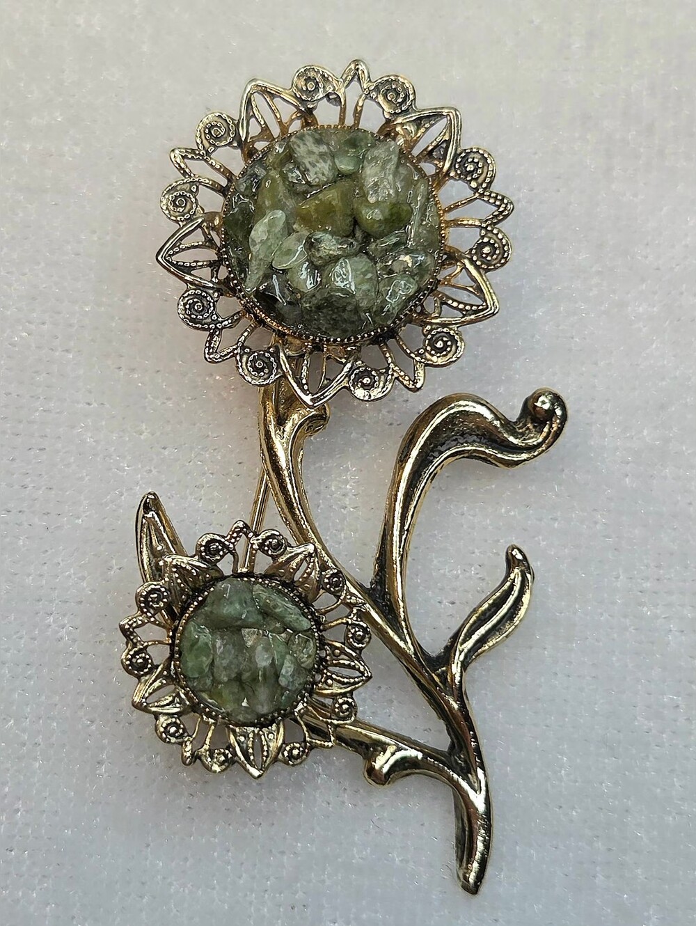 Vintage Mid-century Gold-tone Aventurine Chip Flower Brooch / Pin